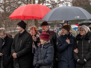 V hlavní roli trikolóra. Desítky Jihlavanů si "u klíčů" připomněly události 17. listopadu