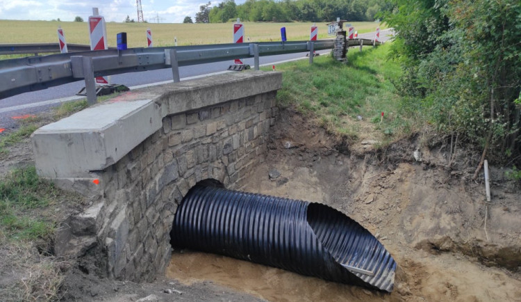 Silničáři opravili po čtvrt roce na výpadovce ze Jihlavy do Znojma propustky