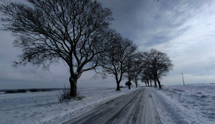 Řidiči, dávejte pozor. Silnice Vysočiny jsou po sněžení sjízdné s opatrností