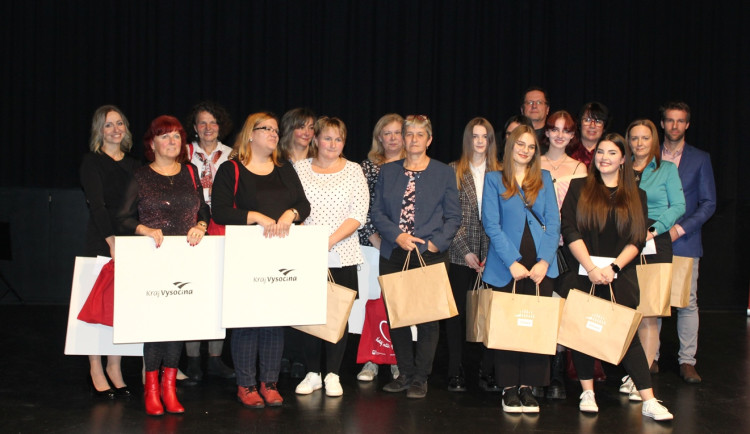 Pomoc dětem, seniorům, uprchlíkům. Dobrovolníci v Jihlavě si převzali ocenění