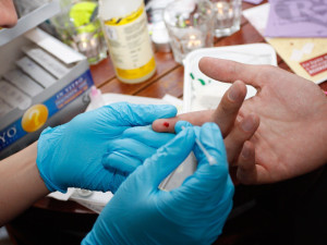 Zájemci v Jihlavě se mohou zdarma otestovat na HIV a žloutenku. Kdy a kam se případně vydat?