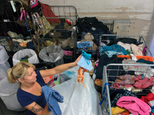 Jedenáct tun oblečení a věcí pro potřebné. Lidé v Jihlavě opět pomohli Diakonii Broumov