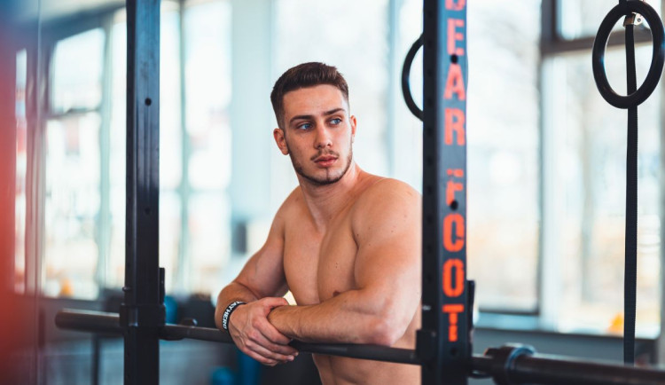 Martin Kašiar se věnuje naplno sportu a otužování.