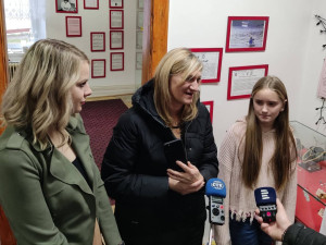 Z dlouhovlásky na mikádo. Devítiletá Róza z Jihlavy se stala rekordmankou, už počtvrté darovala vlasy na dobročinné účely