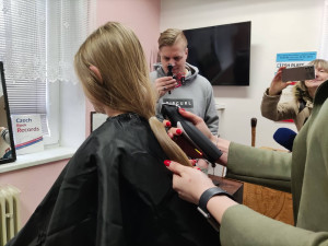 Z dlouhovlásky na mikádo. Devítiletá Róza z Jihlavy se stala rekordmankou, už počtvrté darovala vlasy na dobročinné účely