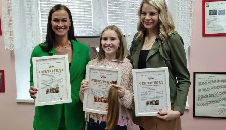 Z dlouhovlásky na mikádo. Devítiletá Róza z Jihlavy se stala rekordmankou, už počtvrté darovala vlasy na dobročinné účely