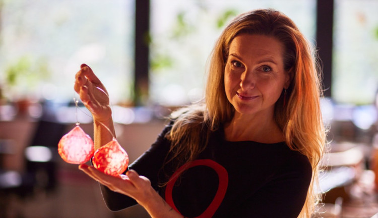 Jitka Hvězdová tvoří z odpadu vánoční ozdoby i šperky. Díky 3D tisku