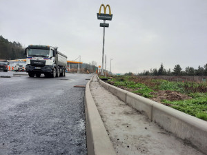 FOTO: Poslední dodělávky a je hotovo. V pondělí se po opravě otevře odpočívka u Velkého Meziříčí