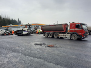 FOTO: Poslední dodělávky a je hotovo. V pondělí se po opravě otevře odpočívka u Velkého Meziříčí