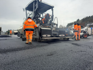 FOTO: Poslední dodělávky a je hotovo. V pondělí se po opravě otevře odpočívka u Velkého Meziříčí