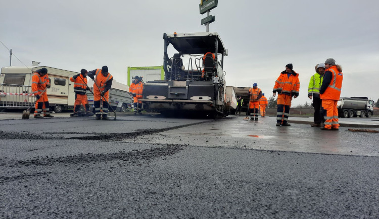 Fotografie z pokládky obrusné vrstvy v uplynulém týdnu