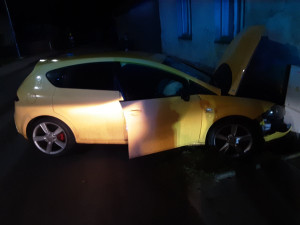 Ranní nehoda v Kněžicích. Řidič osobního auta narazil do domu