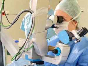 Lékaři v Brodě mají za sebou unikátní operaci. Ženě se zeleným zákalem pomůže speciální implantát