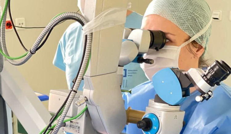 Lékaři v Brodě mají za sebou unikátní operaci. Ženě se zeleným zákalem pomůže speciální implantát