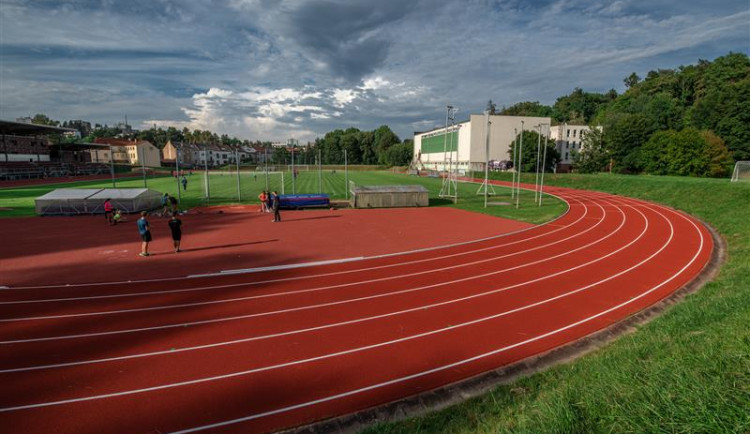 Areál Na Stoupách může hostit republikové atletické závody. Nový trávník pro fotbalisty bude na jaře