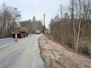 Stavba obchvatu Havlíčkova Brodu pokračuje, dělníci pracují na dvou protihlukových stěnách. Podívejte se