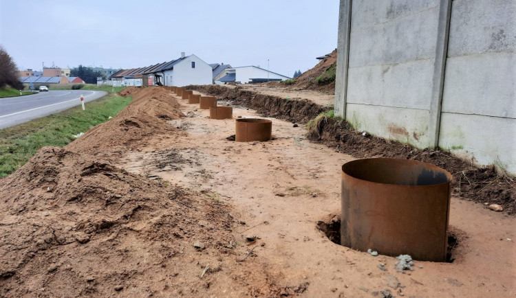 Stavba obchvatu Havlíčkova Brodu pokračuje, dělníci pracují na dvou protihlukových stěnách