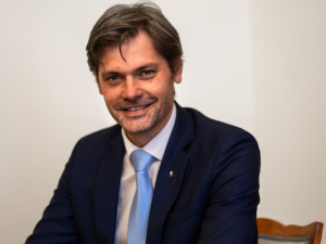 Jsem pro omezení kampaní. Kandidáti by měli být více v ulicích, říká senátor Marek Hilšer