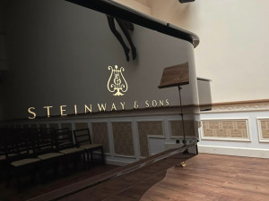 Jihlavská základní umělecká škola si pořídila předčasný dárek. Křídlo světoznámé značky stálo 4,7 milionu