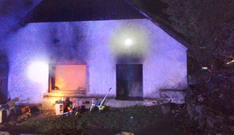 Ve Staré Říši hořel rodinný dům. Jeho obyvatelé skončili v péči lékařů