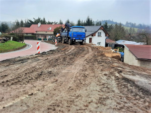 Stavební dělníci pokračují v zajištění svahu ve Stříbrných Horách. Prohlédněte si fotky z místa