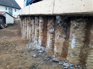 Stavební dělníci pokračují v zajištění svahu ve Stříbrných Horách. Prohlédněte si fotky z místa