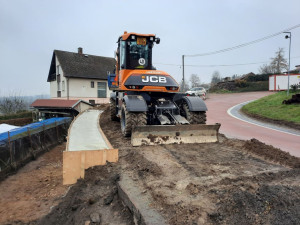 Stavební dělníci pokračují v zajištění svahu ve Stříbrných Horách. Prohlédněte si fotky z místa