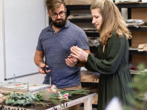 Veronika s Petrem vyrábí úchvatné obrazy z lisovaných květin. Na výlety chodíme s batohy plných knih, říkají