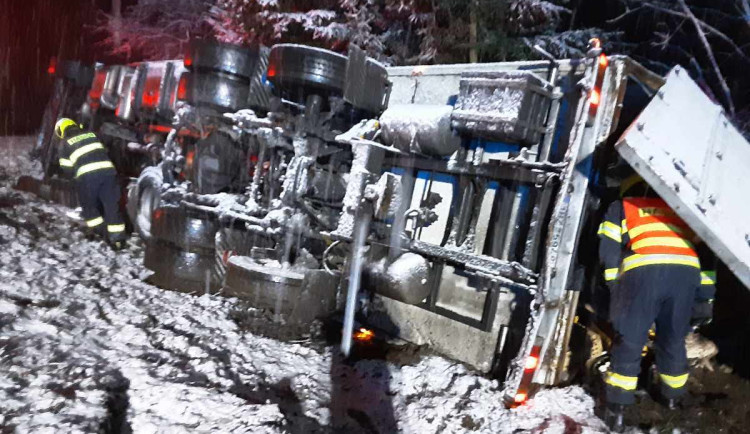 FOTO: Uvízlé kamiony, popadané stromy. Dopravu v kraji komplikuje sníh, stalo se už několik nehod