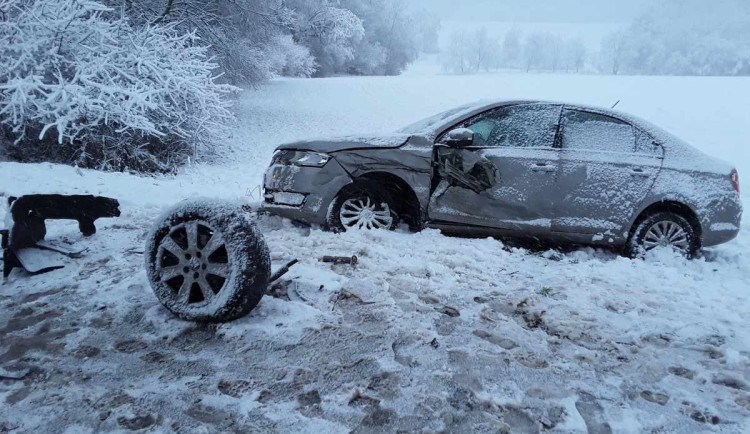 Střet dvou aut u Nového Rychnova. V péči lékařů skončil jeden dospělý a dvě děti