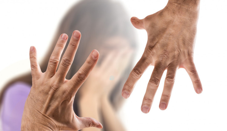 Dlouhodobý teror. Muž na Jihlavsku ubližoval partnerce, pořád ji hlídal a sexuálně ponižoval