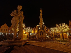 FOTO: Nádherná podívaná. Vánočně vyzdobené telčské náměstí září více než kdy jindy
