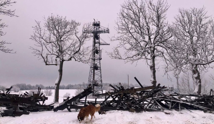 Poslední mohykán. Na Žďársku zbourali dva ze tří unikátních stožárů k měření námrazy