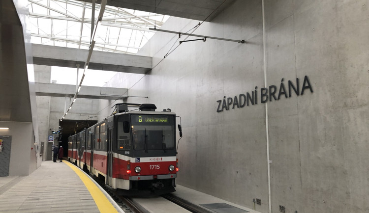 Šaliny brázdí nový tunel. Brno spustilo ostrý provoz prodloužené trati