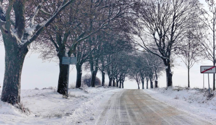 Silnice Vysočiny jsou po sněžení sjízdné s opatrností. V noci v terénu jezdilo 60 sypačů