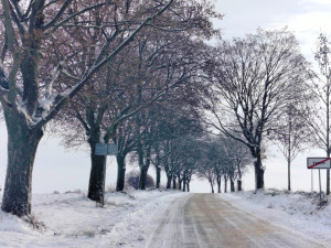Silnice Vysočiny jsou po sněžení sjízdné s opatrností. V noci v terénu jezdilo 60 sypačů