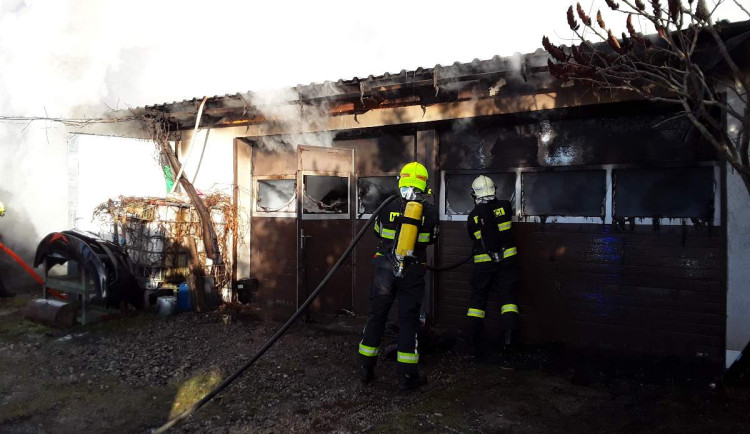 Hasiči zasahovali ve Velké Bíteši. Hořela tam garáž, pergola a tři auta, škoda je skoro dvoumilionová