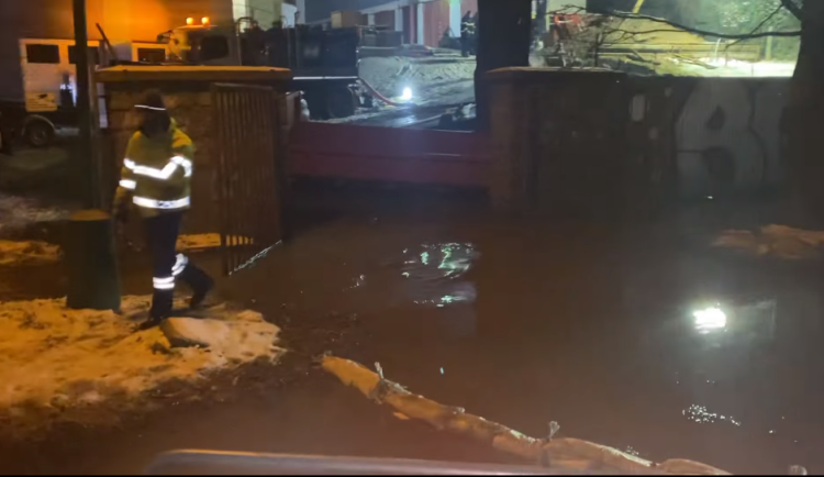 Celý Bedřichov je kvůli havárii bez vody, termín opravy je zatím nejasný. Kvůli mrazům nelze zajistit cisternu