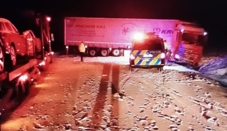 D1 zablokoval kamion, problémy jsou i na silnici za Kostelcem či u obce Rybné. Buďte opatrní, vyzývá policie