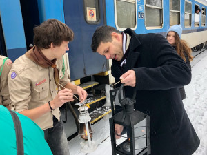 FOTO: Skauti dnes rozdávali Betlémské světlo. Plamínek se bude v týdnu rozdávat i na jihlavském náměstí