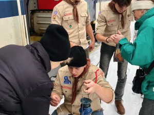 FOTO: Skauti dnes rozdávali Betlémské světlo. Plamínek se bude v týdnu rozdávat i na jihlavském náměstí