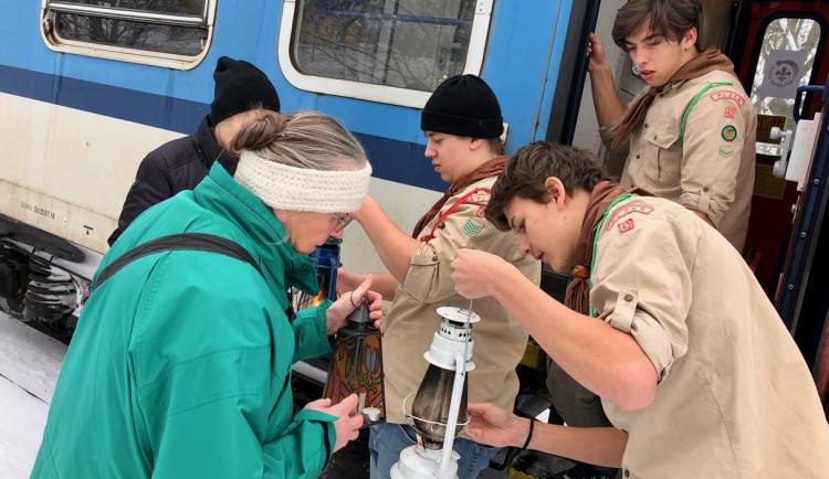 Skauti dnes rozdávali Betlémské světlo. Plamínek se bude v týdnu rozdávat i na jihlavském náměstí