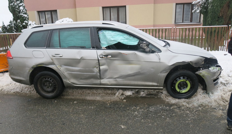 Dopravní nehoda osobního auta a vozidla zimní údržby v Polné