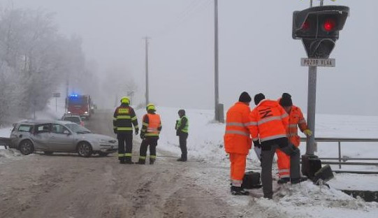 FOTO: Řidič v autě vjel na blikající přejezd, tam se srazil s vlakem. Naštěstí se nikdo nezranil