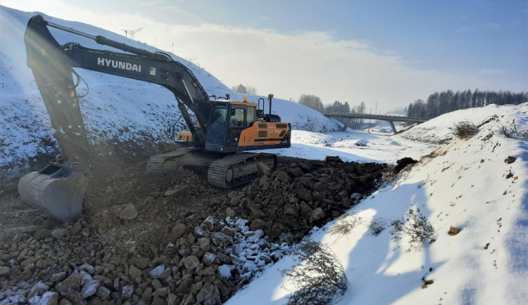 Práce na obchvatu Havlíčkova Brodu se zastavily. Pokud počasí dovolí, obnoveny budou 9. ledna