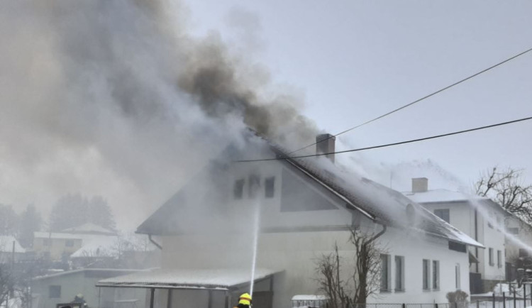 Požár rodinného domu v Kojetíně. Uvnitř bylo i několik tlakových lahví