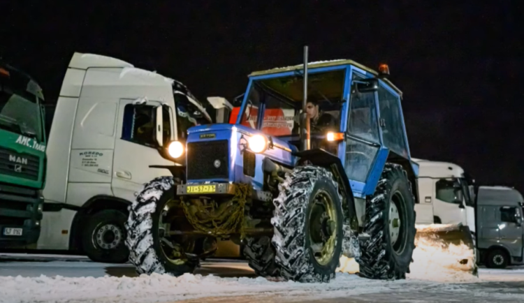 Znovu v akci. Po práci nasedá dobrovolník Lukáš do svého traktoru a pomáhá prohrnovat. Na čtvrtek jsem spal jen 40 minut, říká