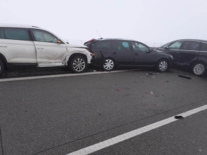 Dopravu na dálnici D1 zastavila hromadná nehoda u Velké Bíteše, další karambol se stal na 88. kilometru