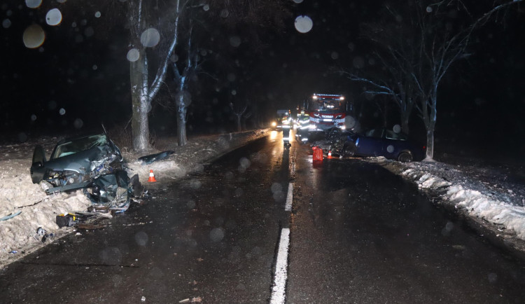 Ledovka v hlavní roli. Hrozivě vyhlížející čelní střet na Havlíčkobrodsku má za následek čtyři zraněné