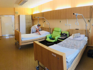 Na návštěvu za blízkými raději přibalte respirátor, žádá vedení jihlavské nemocnice
